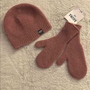 NWT  Rauma Mauve Knit Beanie and Mittens Set